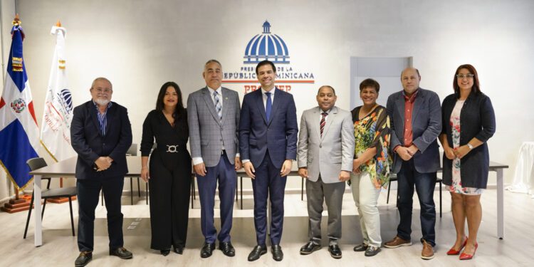 Roberto Ángel Salcedo se reúne con representantes de ADOPAE para potenciar la agenda cultural