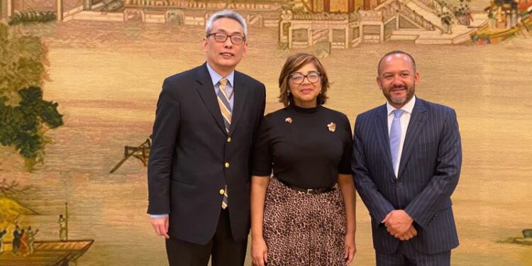Funcionaria dominicana realiza encuentros estratégicos en China