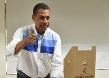 Gomez Mazara acude a votar en unas primarias en las que desafìa al presidente Abinader