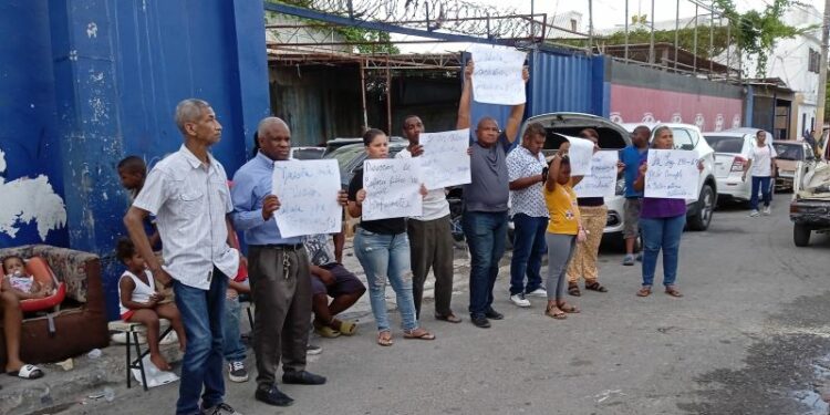 Denuncian ocupación ilegal de espacios públicos en Santo Domingo Este