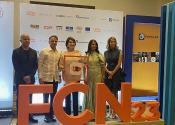 Cecilia García recibe reconocimiento en el Foro Caribe Naranja por su trayectoria artística