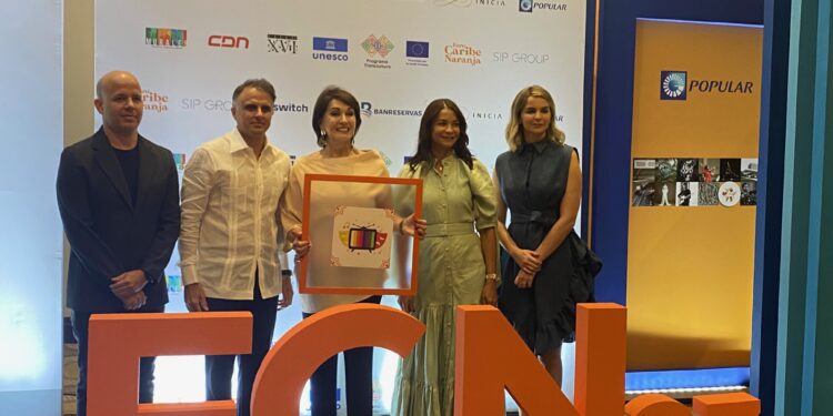 Cecilia García recibe reconocimiento en el Foro Caribe Naranja por su trayectoria artística
