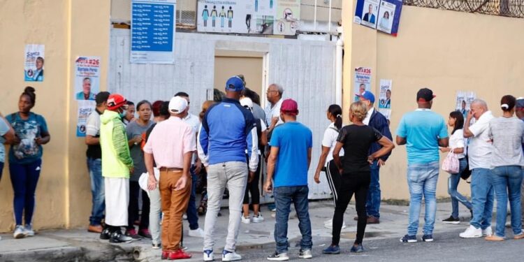 Militancia del PRM acude masivamente a las primarias con miras a comicios del 2024