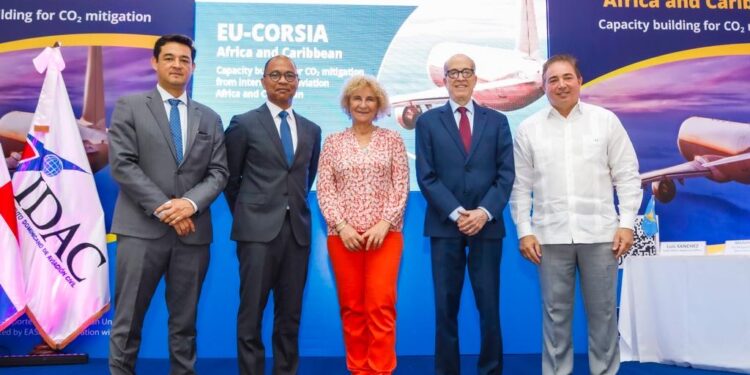 Expertos abordan la reducción del impacto del CO2 en la aviación civil.