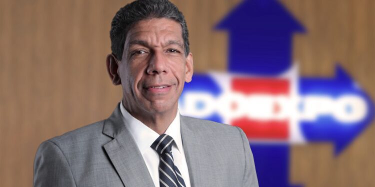 Karel Castillo asume la presidencia de Adoexpo, promete impulsar el sector exportador