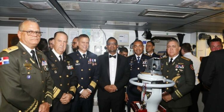 La Royal Navy Británica fortalece lazos diplomáticos con República Dominicana