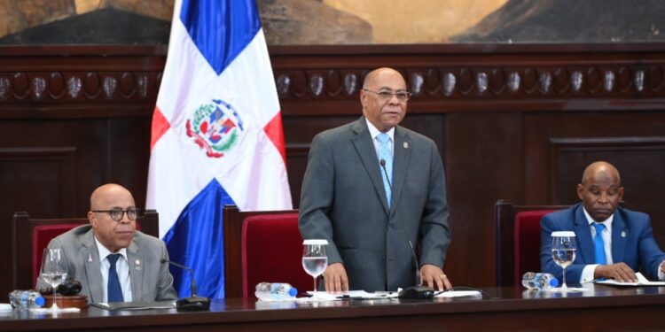 Presidente del Tribunal Constitucional Dicta Conferencia sobre Democracia y Constitución