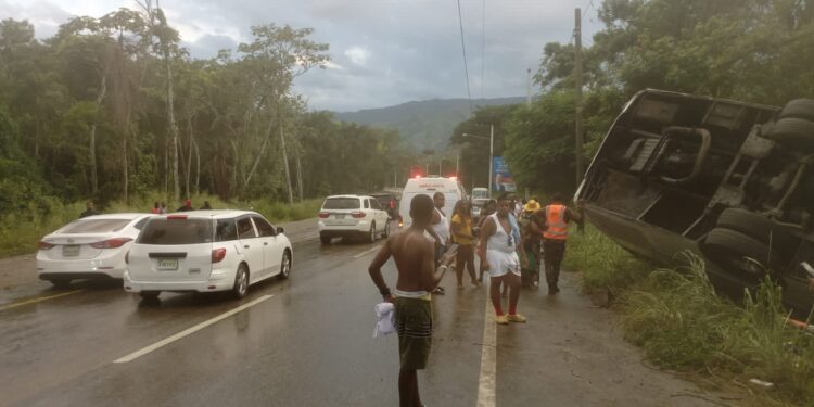 Accidente en El Cruce de Bonao: Veinte personas viajaban en Autobús afectadas