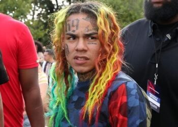 Tekashi 6ix9ine recibe apoyo en La Vega de grupos que ignoran a los agredidos
