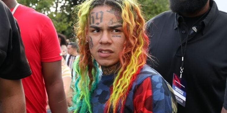 Tekashi 6ix9ine recibe apoyo en La Vega de grupos que ignoran a los agredidos