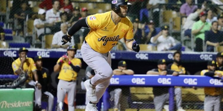 Águilas desplega su poder ofensivo frente a Leones
