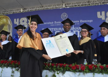 UASD inviste 3,547 nuevos profesionales