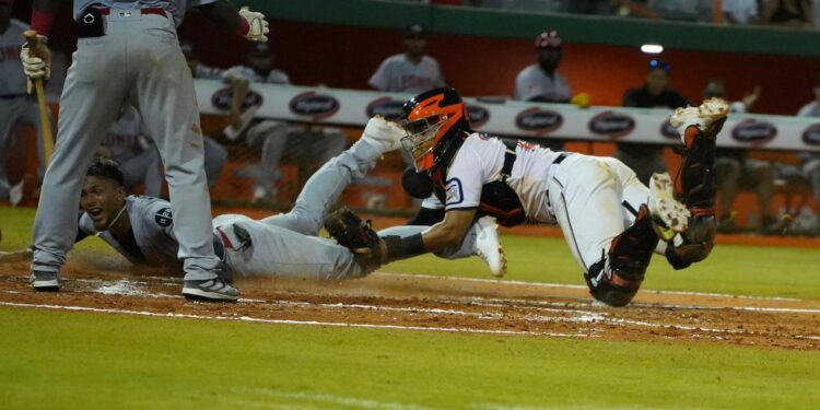 Toros del Este rugen con fuerza y vencen a los Leones del Escogido 7-4