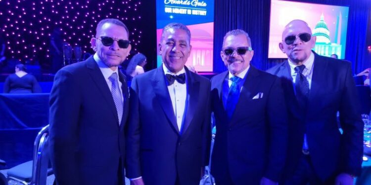 Hermanos Rosario cantan en gala hispana con la presencia del presidente Biden