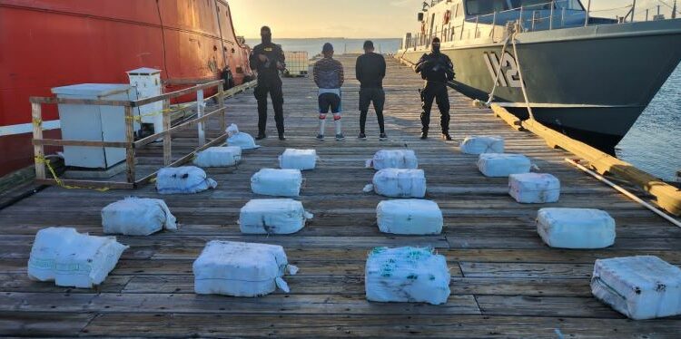 Operativo Conjunto: Confiscados 437 paquetes de cocaína en costas de Peravia