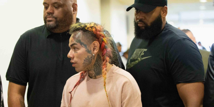 El complicado historial delictivo atribuido por la Justicia de EEUU a Tekashi 6ix9ine