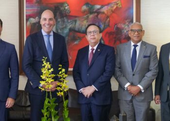 Valdez Albizu analiza economìa dominicana con ejecutivos de Scotiabank