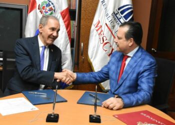 Firman acuerdo histórico: 50 mil becas virtuales para docentes en República Dominicana