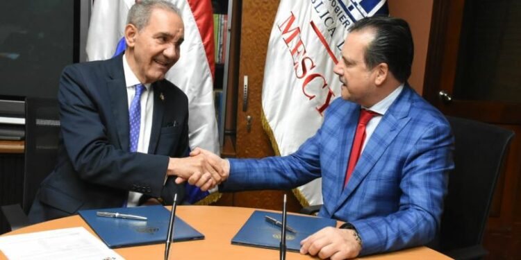 Firman acuerdo histórico: 50 mil becas virtuales para docentes en República Dominicana