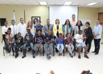 Entregan prótesis de manos a Jóvenes en el Ney Arias Lora