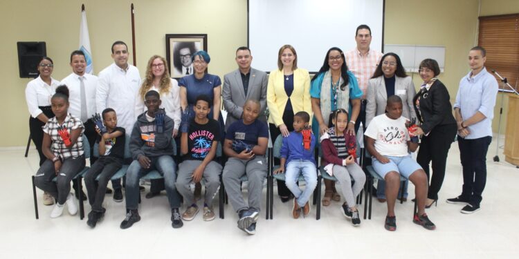 Entregan prótesis de manos a Jóvenes en el Ney Arias Lora