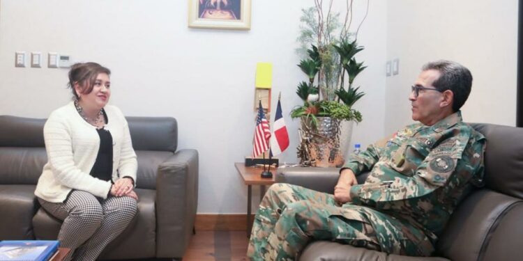 Encargada de Negocios de EE.UU. va al Ministerio de Defensa a revisar cooperación militar