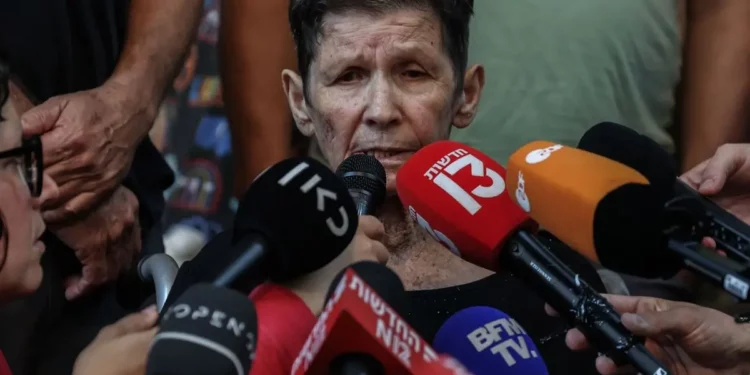 Una rehén liberada por Hamás: "Fui tratada con sensibilidad en medio del infierno"