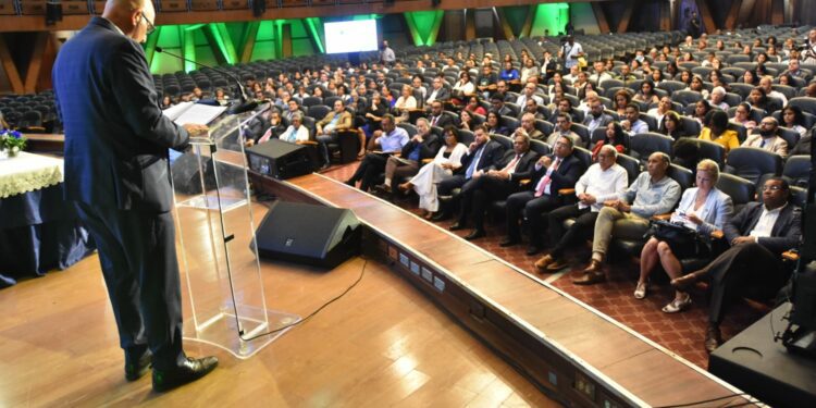 Michael Kremer saca chispas en el Foro Internacional de Evaluación para el Desarrollo