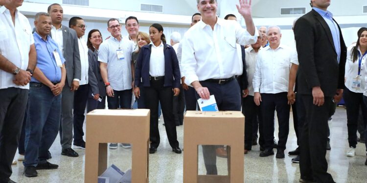 Abinader celebra participación activa de perremeístas en primarias