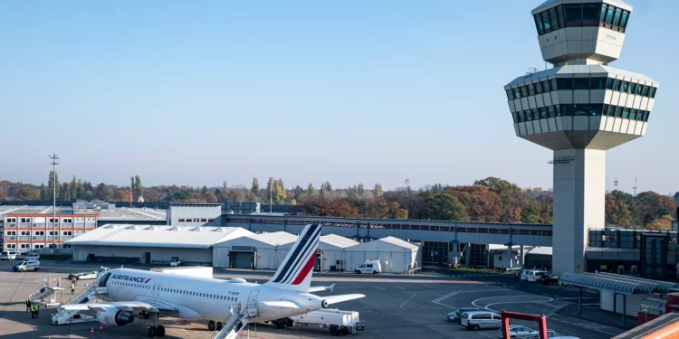 Evacúan siete aeropuertos de Francia por amenazas y objetos sospechosos