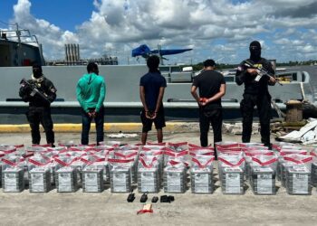 Abordan lancha en SPM y le incautan 300 paquetes de presunta cocaína