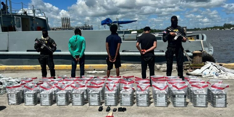 Abordan lancha en SPM y le incautan 300 paquetes de presunta cocaína