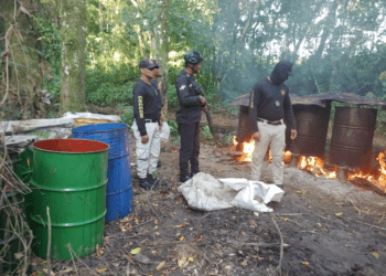 Decomisa más de 3 mil litros en proceso de adulteración de clerén en Monte Plata. 