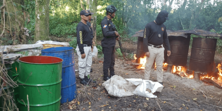 Decomisa más de 3 mil litros en proceso de adulteración de clerén en Monte Plata. 