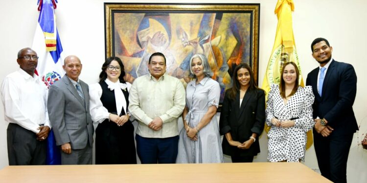 Estudiantes y profesores de UTECO se actualizan sobre el Derecho de Autor en RD