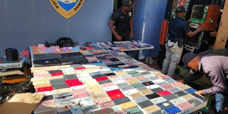 Allanan vivienda y ocupan 203 teléfonos celulares; la residencia era un centro de acopio