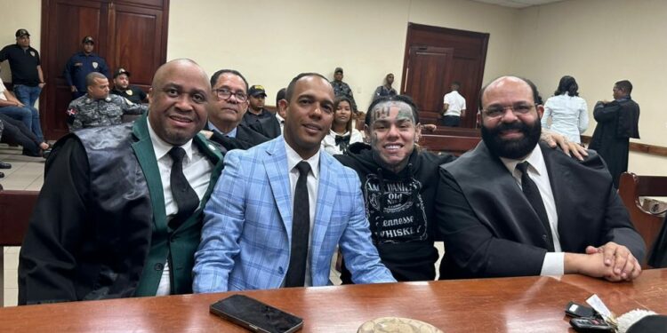 Jueza impone libertad bajo fianza a Tekashi por golpiza a jóvenes