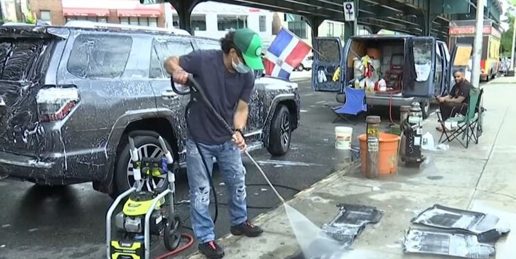 Buscan regular lavaderos de vehículos en calles NYC dominado por  dominicanos