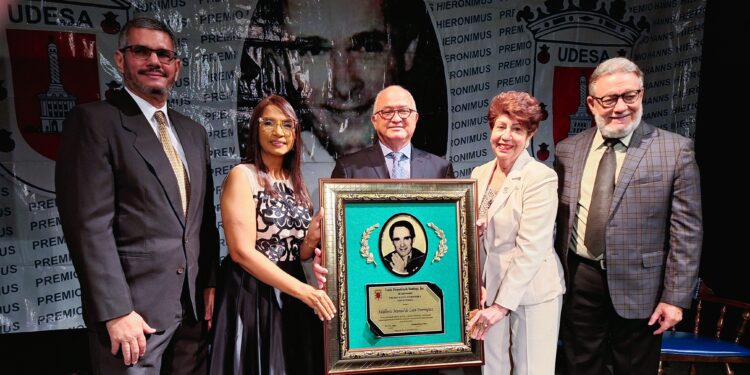 UDESA honra a Adalberto de León con el Premio Hanns Hieronimus