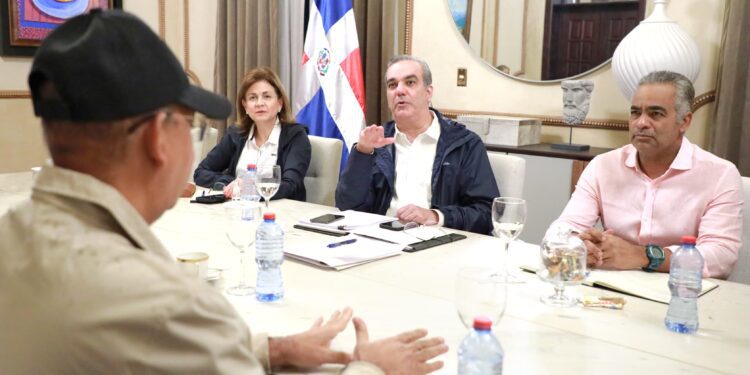 Abinader dará seguimiento hoy a situación del país ante el paso disturbio tropical