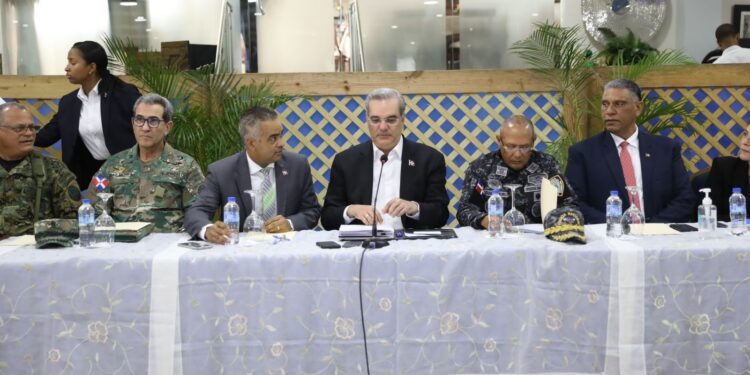 Abinader se reúne  con mandos policiales y otros organismos de seguridad 