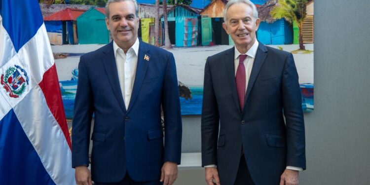 Abinader recibe a Tony Blair: dialogan sobre temas Clave