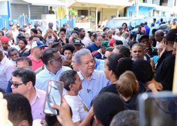Leonel visita zonas afectadas por inundaciones en Santo Domingo Oeste