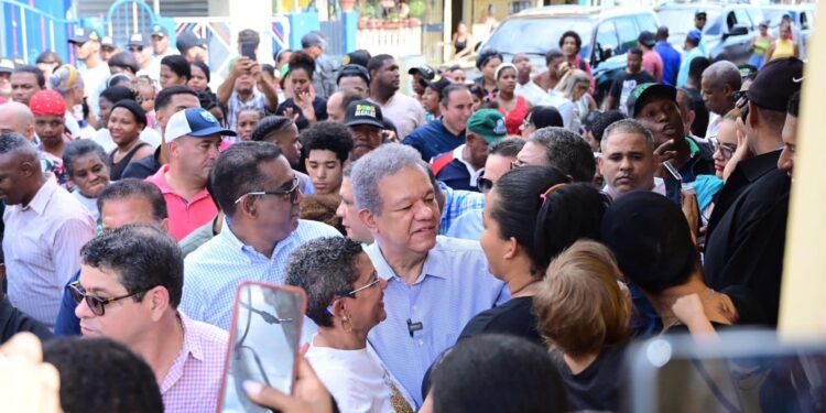 Leonel visita zonas afectadas por inundaciones en Santo Domingo Oeste