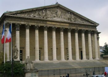 Francia: Detenido un senador tras ser acusado de drogar a una diputada para intentar violarla