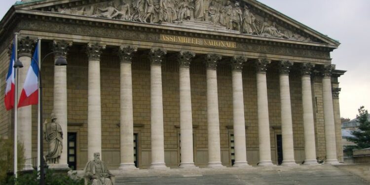 Francia: Detenido un senador tras ser acusado de drogar a una diputada para intentar violarla