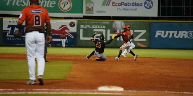 Toros propinan octava derrota seguida a Águilas; Licey frena racha a Gigantes