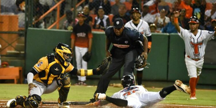 Toros superan 4-2 a las Águilas; Leones 14-4 a los Tigres