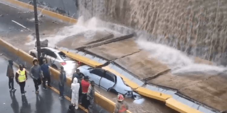 Colapso en el paso a desnivel 27 de Febrero con Máximo Gómez; varios vehículos atrapados