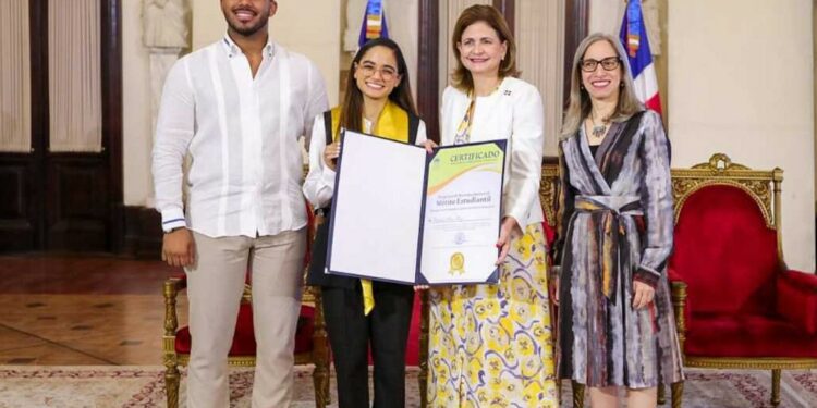 Gobierno celebra día del estudiante con premiación a la excelencia académica